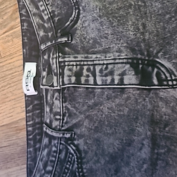 Acid wash jean shorts - Picture 4 of 6